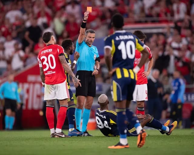 Real Madrid-Benfica: UEFA nomeia árbitro que 'despediu' Mourinho