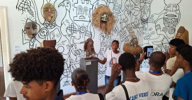 Delegação Cabo-verdiana nos Africanos da Juventude visita Museu Arqueologia, em Luanda