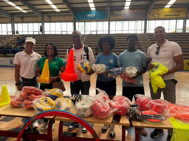IDJ entrega materiais desportivos às escolas secundárias de Santiago Sul