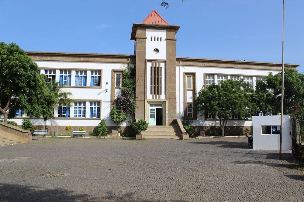 Parque Desportivo do Liceu Domingos Ramos equipado com novas infra-estruturas remodeladas e construídas de raiz