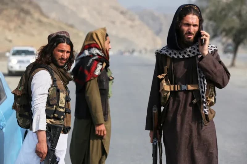 O ministro da Defesa afirma que o Paquistão está em "guerra aberta" com o Afeganistão após os últimos ataques.