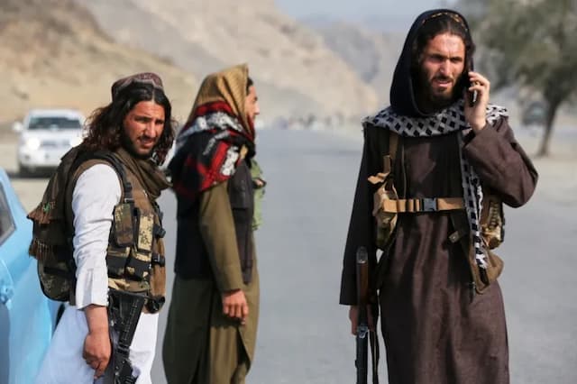 O ministro da Defesa afirma que o Paquistão está em "guerra aberta" com o Afeganistão após os últimos ataques.